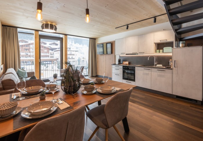 Wohnbereich mit Küche in der Ferienwohnung in Großarl