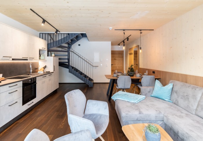 Wohnbereich und links die Küche (voll ausgestattet)