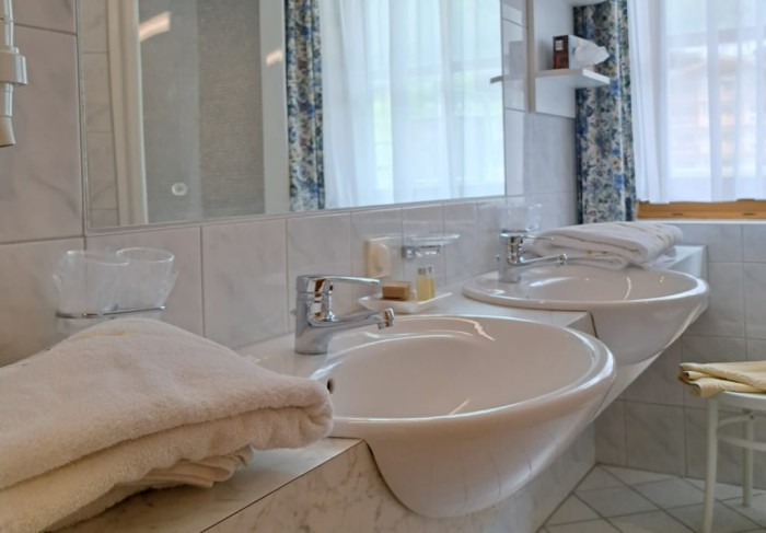 Badezimmer mit 2 Waschbecken