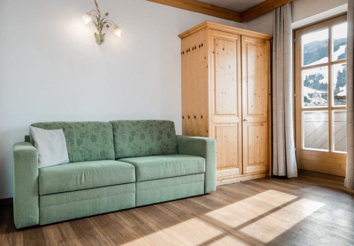 Sofa und Ausgang Balkon