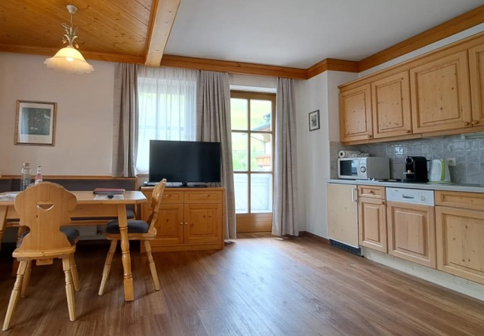 Essecke und Küche mit Balkon