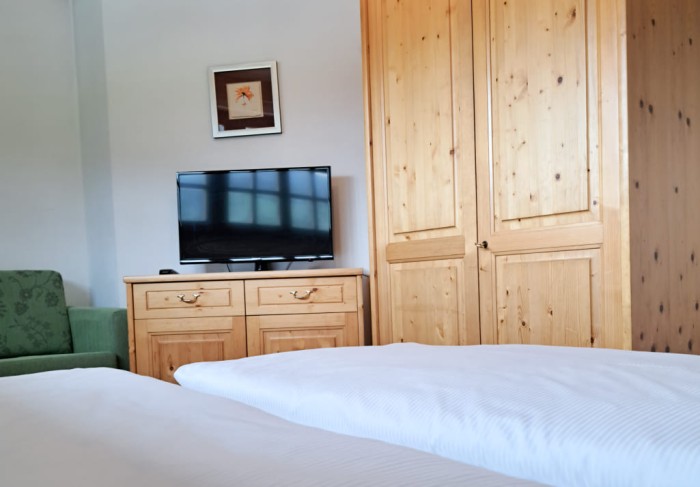 TV im Schlafzimmer mit Kleiderschrank