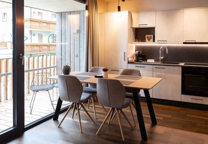 Esstisch und Küchenzeile