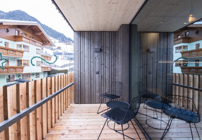 Loggia mit Stühlen und Tisch mit grandiosem Ausblick