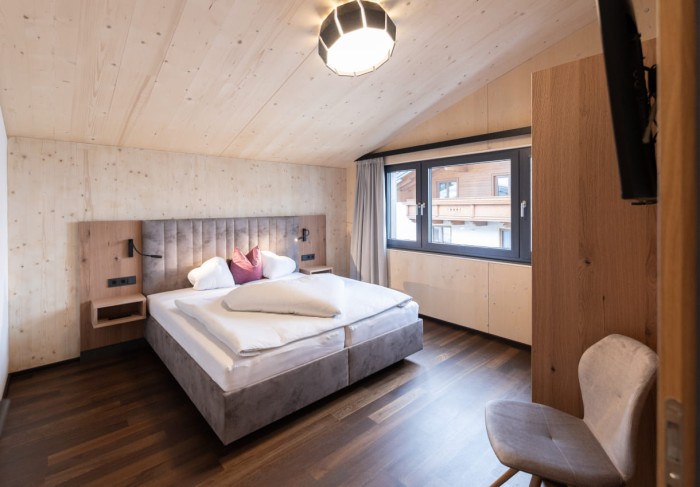 Schlafzimmer mit Kleiderschrank und Fenster