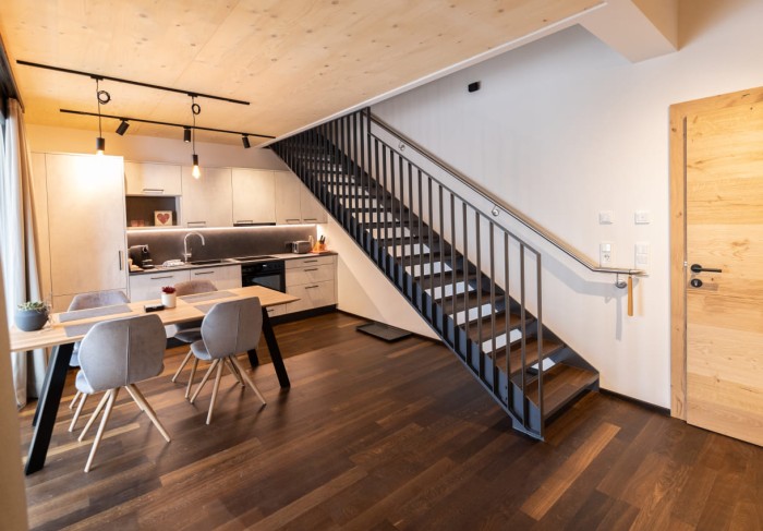 Aufgang in den zweiten Stock und Küchenzeile