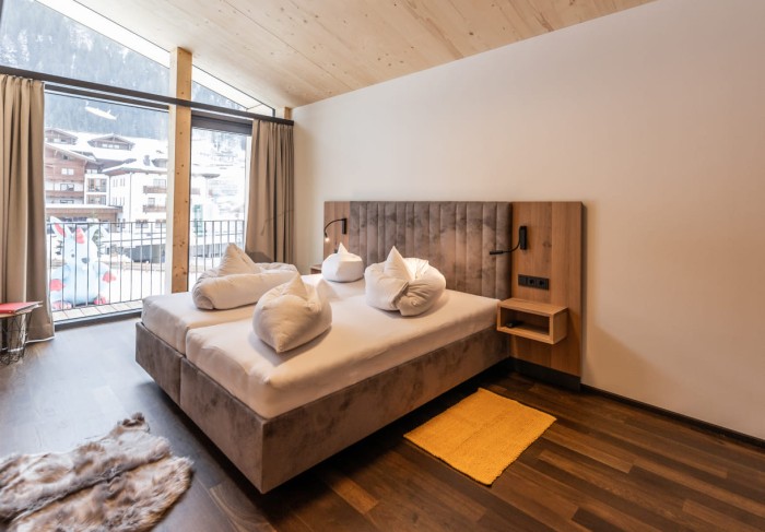 Schlafzimmer mit Ausgang zum Balkon