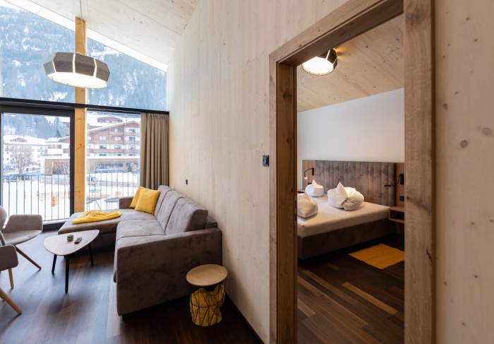 Wohnbereich mit Blick ins Schlafzimmer