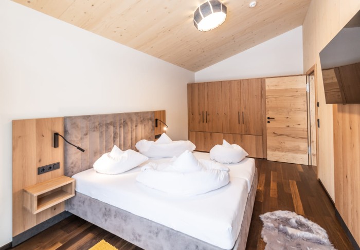 Doppelzimmer mit Fernseher an der Wand