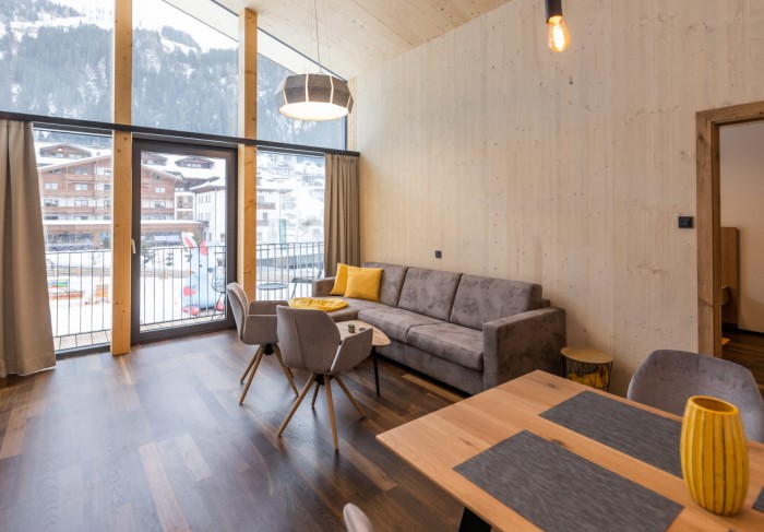 Wohnbereich mit Couch im Appartement Kreuzkogel in Großarl