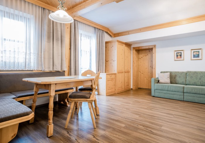 Essecke, Balkon und Couch