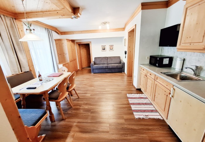 Wohnbereich mit Küchenzeile und Essecke