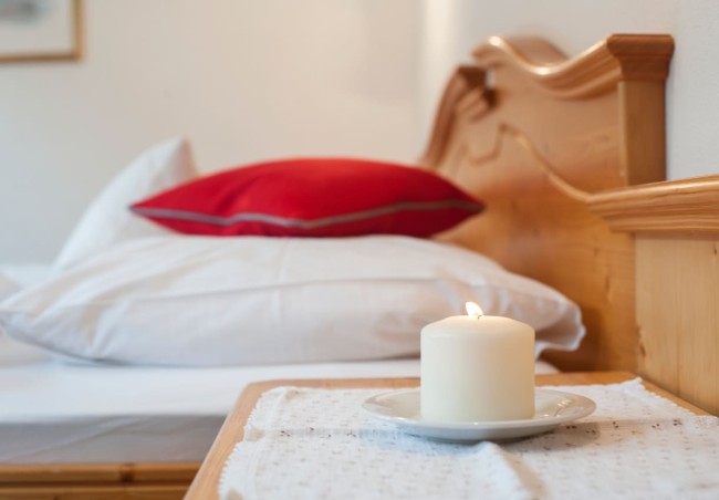 Bett mit Kerze