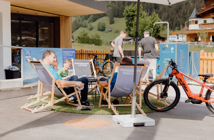 Bike Lounge und Waschstraße vor dem Haus