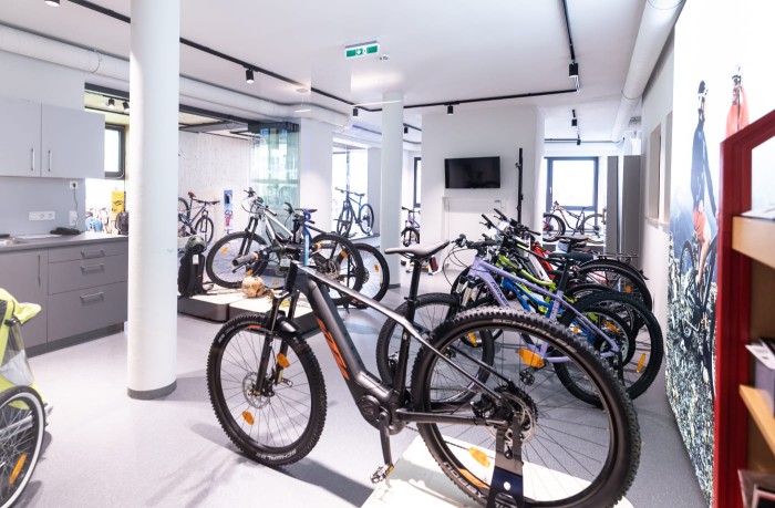 Bikes und Räder in der Werkstatt von Intersport Lackner