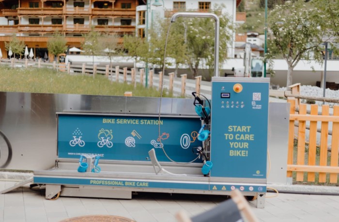 Die Waschstation für Räder vor dem Haus