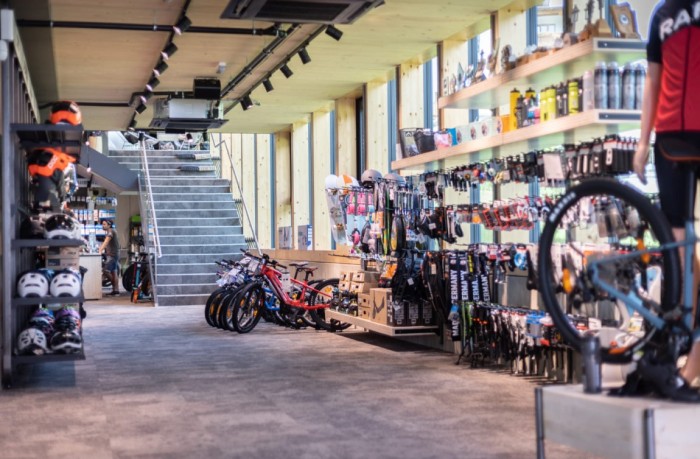 Bikes und Equipment zum Kauf bei Intersport Lackner