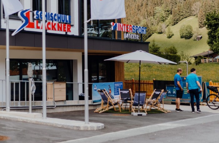 Terrasse/Lounge vor dem Eingang zum Sportgeschäft in Großarl