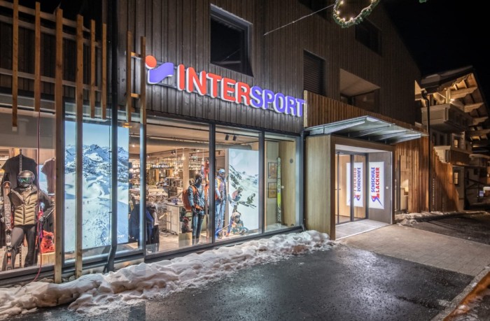 Intersport Lackner Eingang zum Sportshop in Großarl in der Unterbergstraße