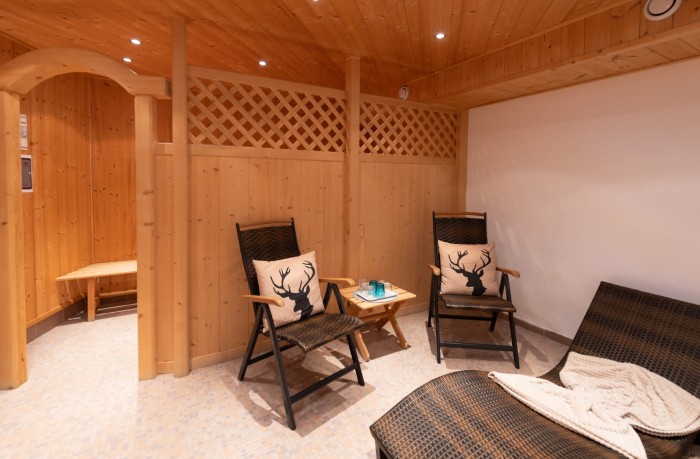 Kleiner, aber feiner Wellnessbereich mit Sitz- und Liegemöglichkeiten