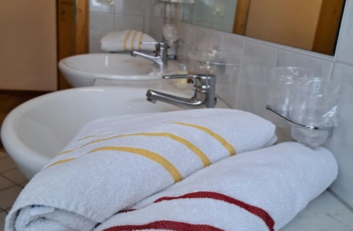 Waschbecken und Handtücher