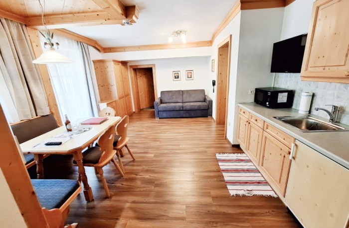 Küchenzeile und Esstisch mit TV