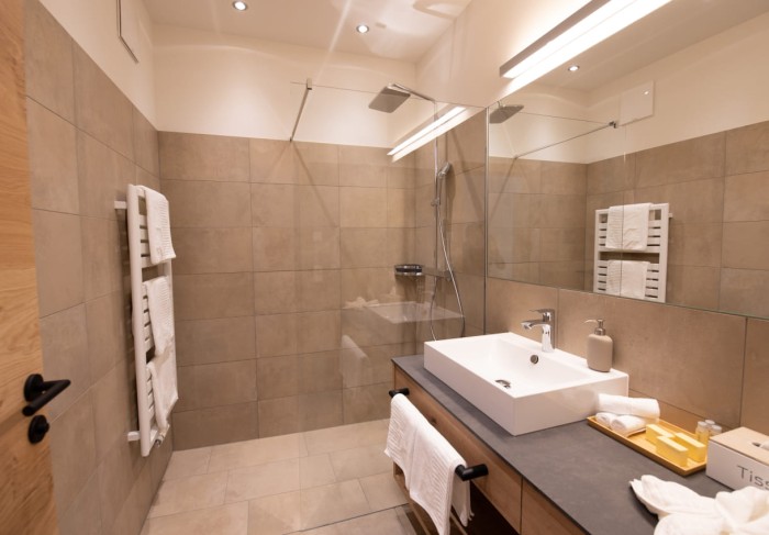 Modernes und großes Badezimmer mit viel Platz für alle