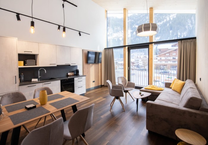Raumhohes Appartement mit Wohn- und Kochbereich in den Appartements Lackner