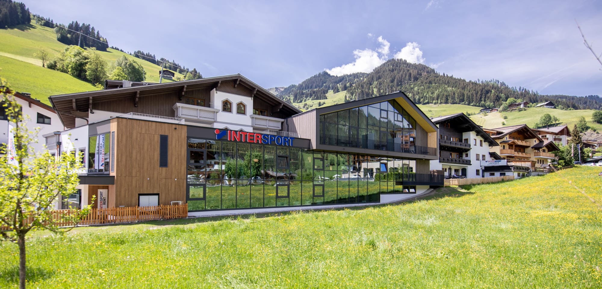 Appartementhaus im Sommer
