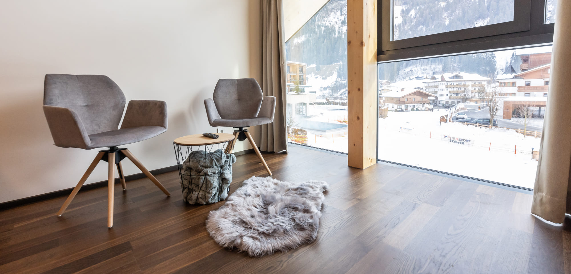 Stühle und Tisch am Panoramafenster in der Premium Ferienwohnung