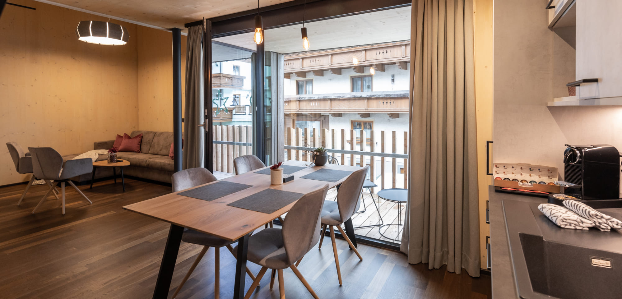 Wohn- und Essbereich bei Appartements Lackner